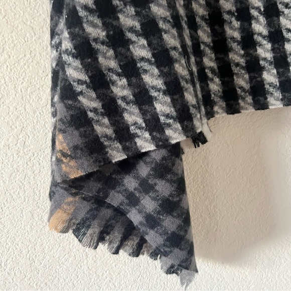 Houndstooth Poncho Shawl - Picture 4 of 6
